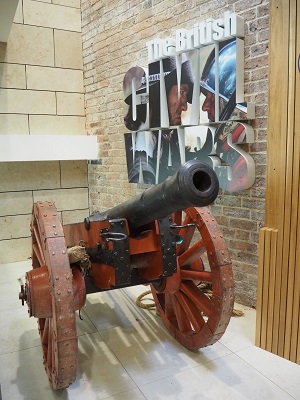 A replica 17th century cannon with red wheels